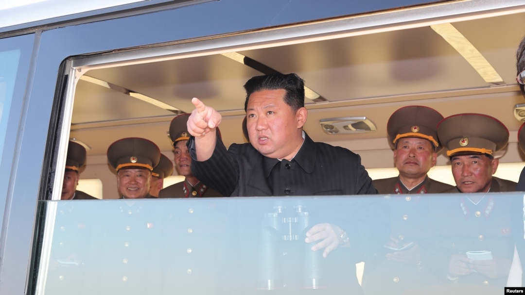 지난해 4월 북한 김정은 국무위원장이 신형 전술유도무기 시험발사를 참관했다며 관영매체들이 사진을 공개했다.