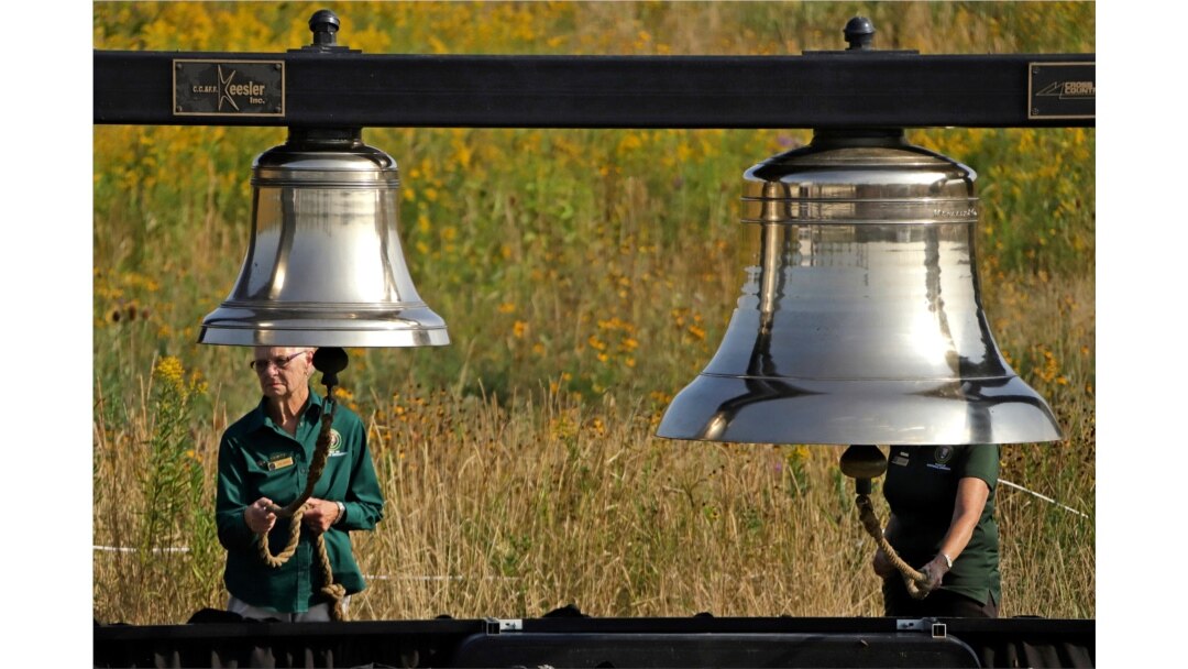 Voluntarios hacen sonar campanas en el Monumento al Vuelo 93 en Shanksville, Pensilvania, el 11 de septiembre de 2019.