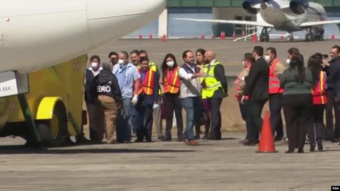 ARCHIVO - Migrantes guatemaltecos deportados de Estados Unidos pasan un control sanitario a su llegada a Guatemala.