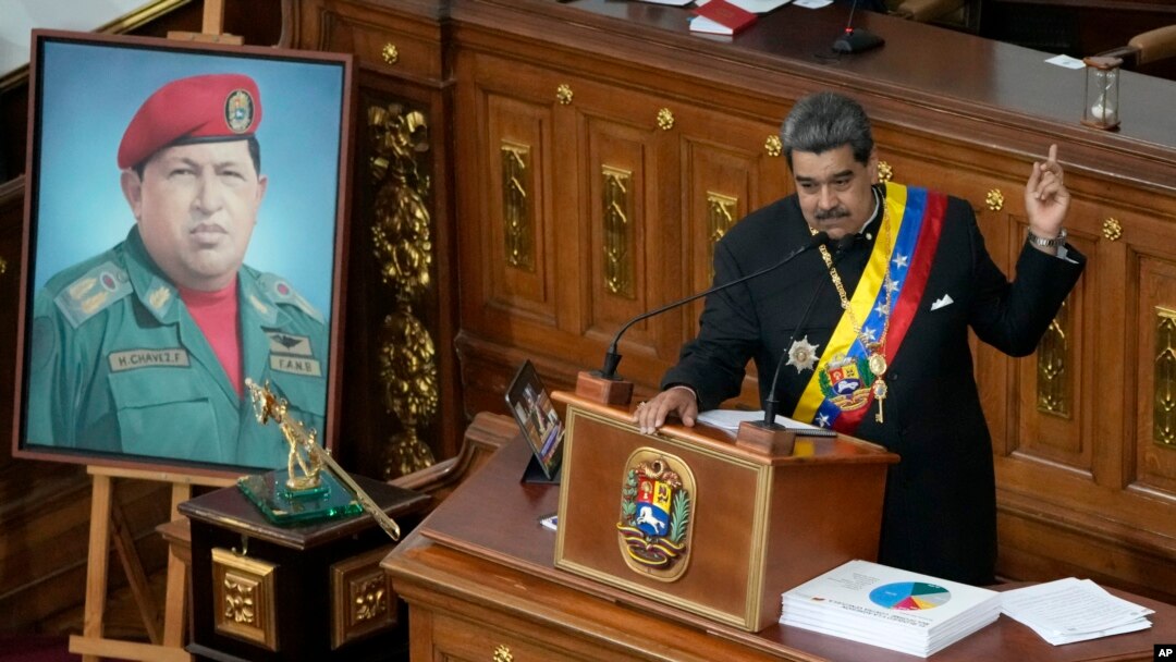 ARCHIVO - El presidente de Venezuela, Nicolas Maduro, junto a un retrato de su predecesor César Chávez, toma la palabra durante una sesión de la Asamblea Nacional, en Caracas, en enero de 2023.
