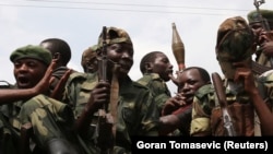 የኤም-23 ተዋጊዎች በጎማ (ፎቶ ሮይተርስ)