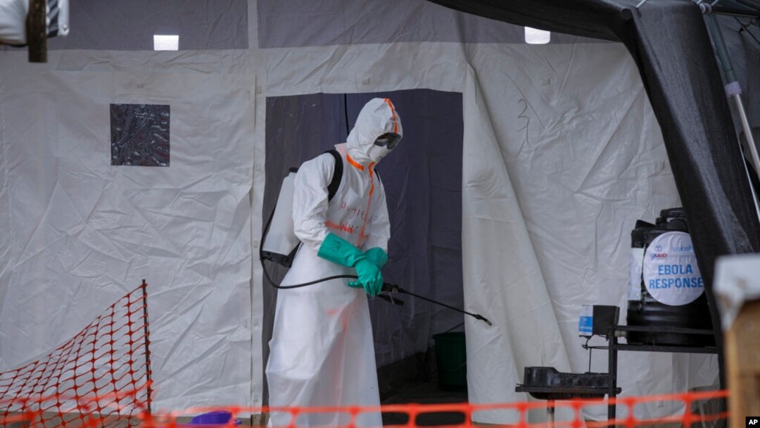 Jami'in lafiya na tsaftace rumfar jinyar masu Ebola a gundumar Mubende, Uganda, Nov. 1, 2022. 