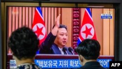 한국 서울역에 설치된 TV에서 북한 김정은 국무위원장의 '핵 보유국 지위' 발언 관련 뉴스가 나오고 있다.