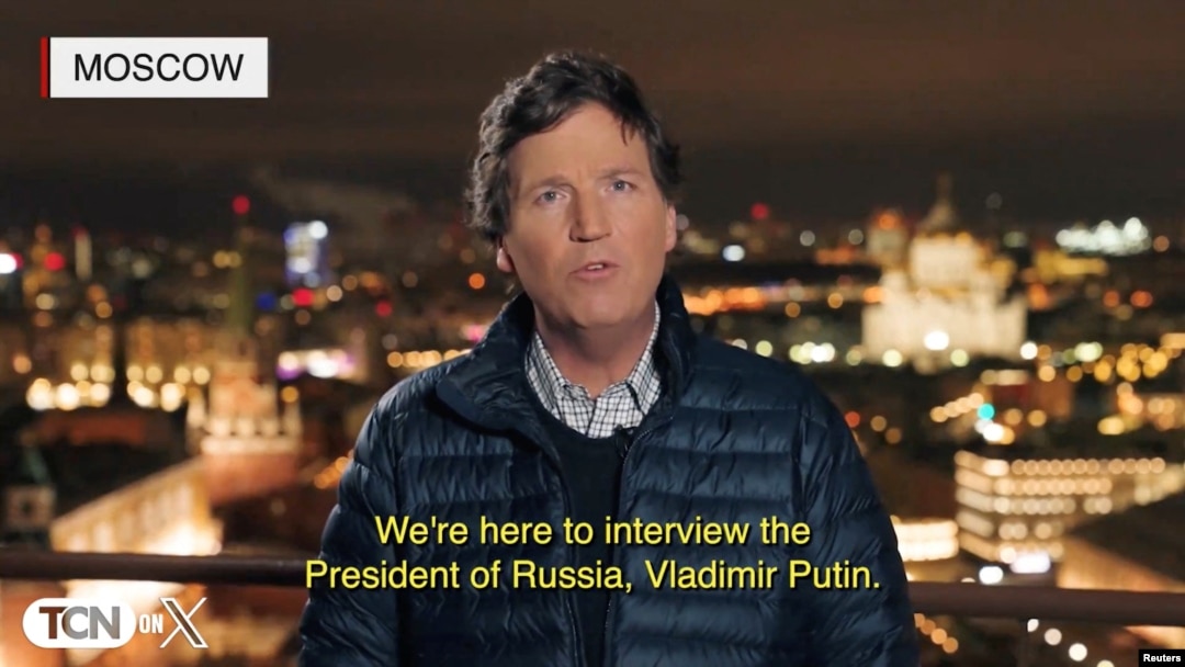La personalidad de los medios estadounidenses Tucker Carlson habla sobre su entrevista con el presidente ruso Vladimir Putin en Moscú, Rusia, en esta imagen de un video publicado el 6 de febrero de 2024. (Tucker Carlson Network vía Reuters)