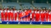 지난 2014년 10월 인천 아시안게임에서 우승한 북한 여자축구 국가대표팀이 시상대에 올랐다.