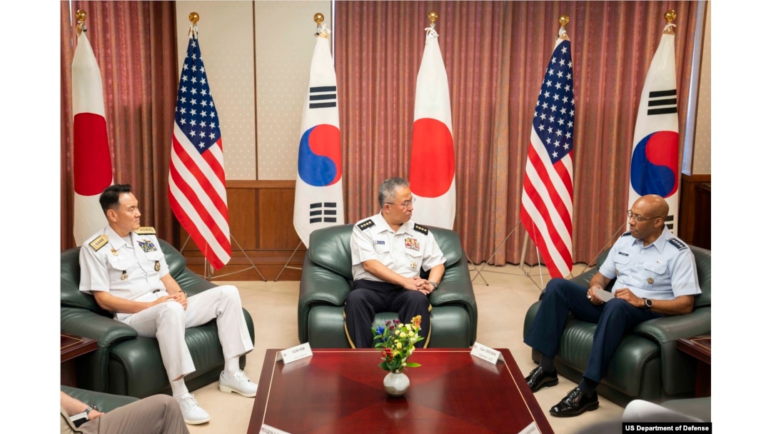찰스 브라운 미국 합참의장(오른쪽)과 김명수 한국 합참의장(왼쪽), 요시다 요시히데 일본 자위대 통합막료장이 18일 일본 도쿄에서 미한일 합참의장 회의를 하고 있다. 사진 = 미 국방부 제공