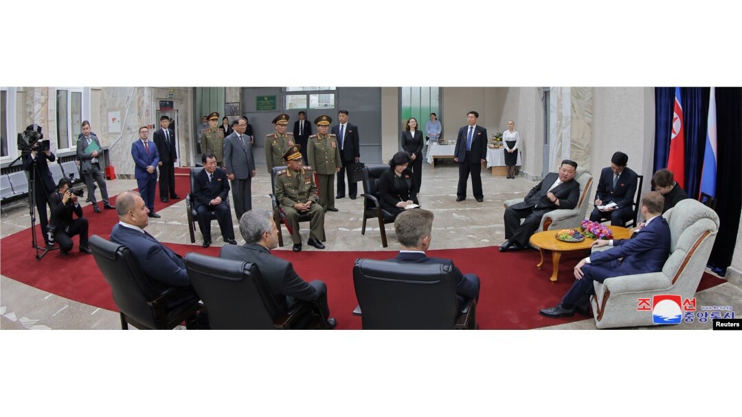 12일 러시아 하산에 도착한 김정은 북한 국무위원장이 알렉산드르 코즐로프 러시아 천연자원부 장관과 환담했다. KCNA via REUTERS.