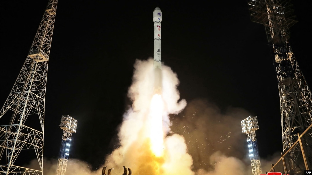 북한은 지난해 11월 21일 평안북도 철산군 서해위성발사장에서 정찰위성 ‘만리경-1호’를 신형 로켓 ‘천리마-1형’에 탑재해 발사했다며 관영매체를 통해 사진을 공개했다. (자료사진)