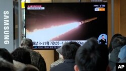 지난달 30일 한국 서울역에 설치된 TV에서 북한의 순항미사일 발사 관련 보도가 나오고 있다. (자료사진)