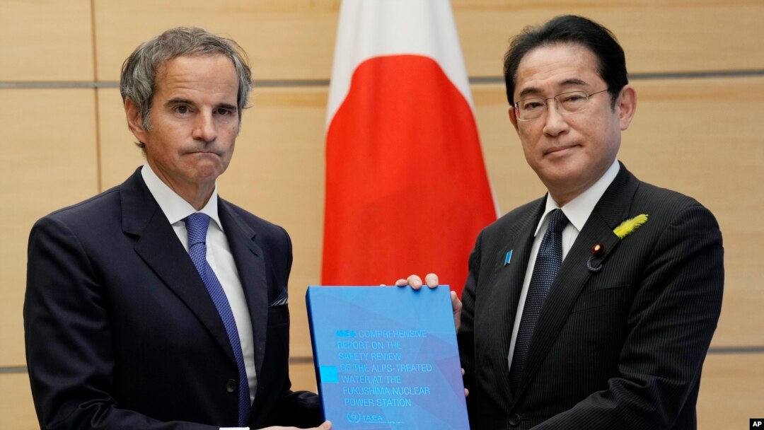 라파엘 그로시(왼쪽) 국제원자력기구(IAEA) 사무총장이 4일 일본 도쿄에서 기시다 후미오 총리에게 후쿠시마 제1원자력발전소 오염처리수 방류계획을 평가한 IAEA 최종 보고서를 전달하고 있다. 