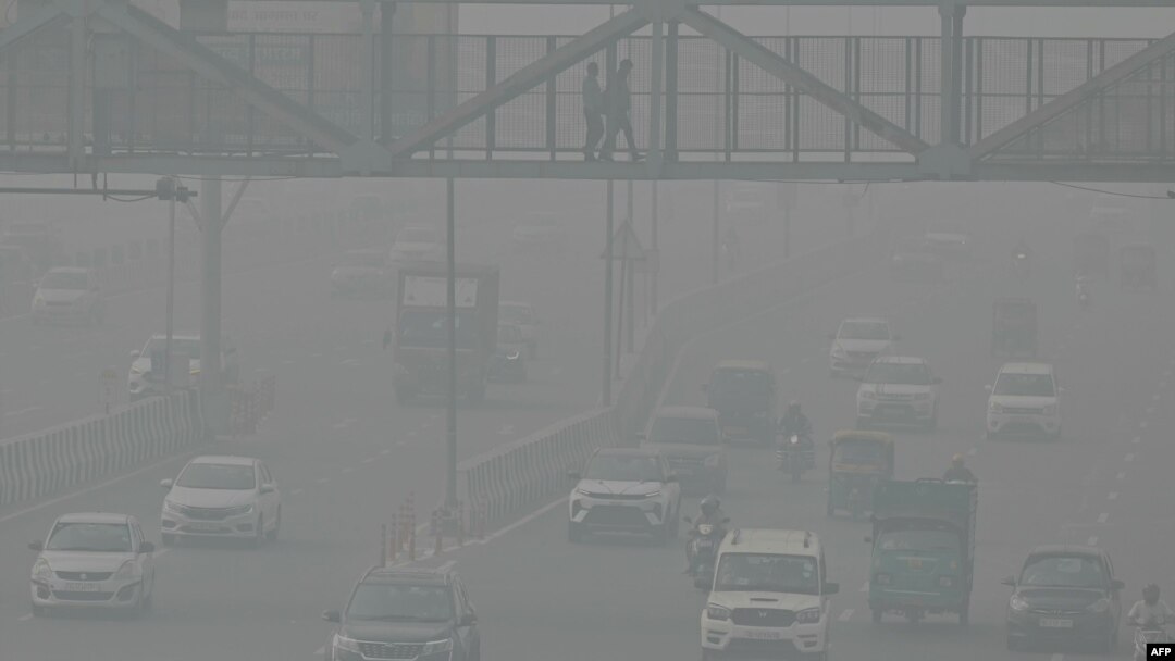 Commuters make their way along a road amid heavy smoggy conditions in New Delhi, Nov. 5, 2023. (Photo by Arun SANKAR / AFP)