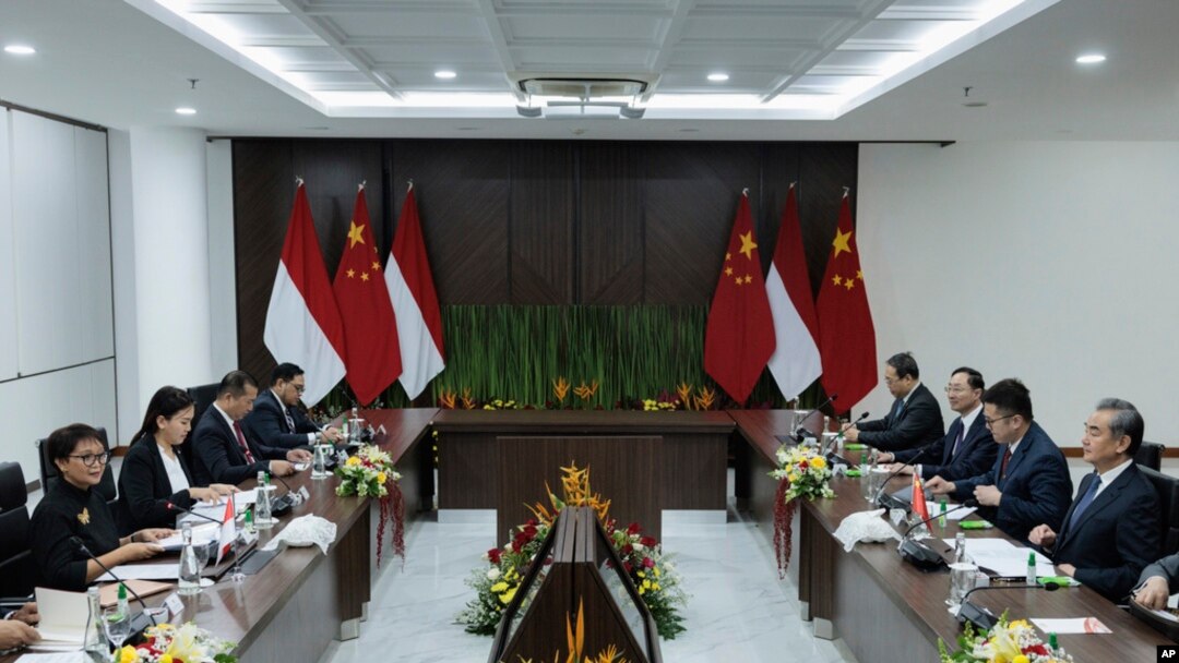 Indonesian Foreign Minister Retno Marsudi, far left, speaks during a bilateral meeting with Chinese Foreign Minister Wang Yi, far right, in Jakarta, Indonesia, April 18, 2024. (Pool via AP)