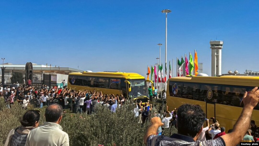 Dandazon Iraniyawa da suka tarbi Ronaldo a lokacin da kungiyarsu ta Al Nassr ta sauka a Tehran (Hoto:X /Twitter/Al Nassr)