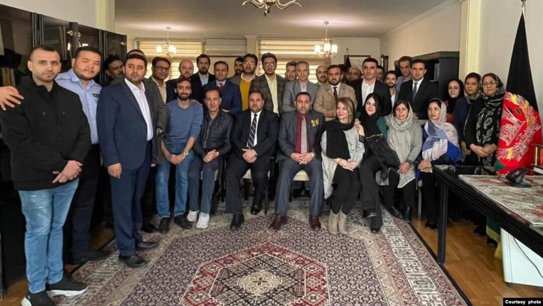 آخرین تصویر دپلومات‌ها و کارمندان حکومت پیشین افغانستان در مقر سفارت این کشور در تهران 