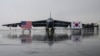 지난해 10월 한국 청주 공군기지에 착륙한 미 공군 B-52H 전략폭격기가 앞에 미한 양국 국기가 세워져있다.