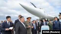 资料照片：朝鲜领导人金正恩在俄罗斯国防部长绍伊古陪同下参观符拉迪沃斯托克军事基地的核轰炸机。（2023年9月16日）