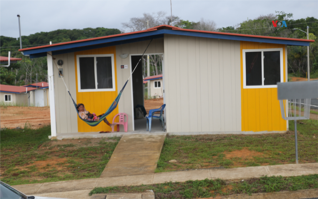 Los desplazados guna de Gardí Sugdub conservan en sus nuevas casas, las tradiciones y costumbres de la isla, entre ellas descansar en placenteras hamacas.