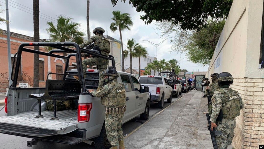 Soldados del ejército mexicano preparan una misión de búsqueda para cuatro ciudadanos estadounidenses secuestrados por hombres armados en Matamoros, México, el lunes 6 de marzo de 2023.