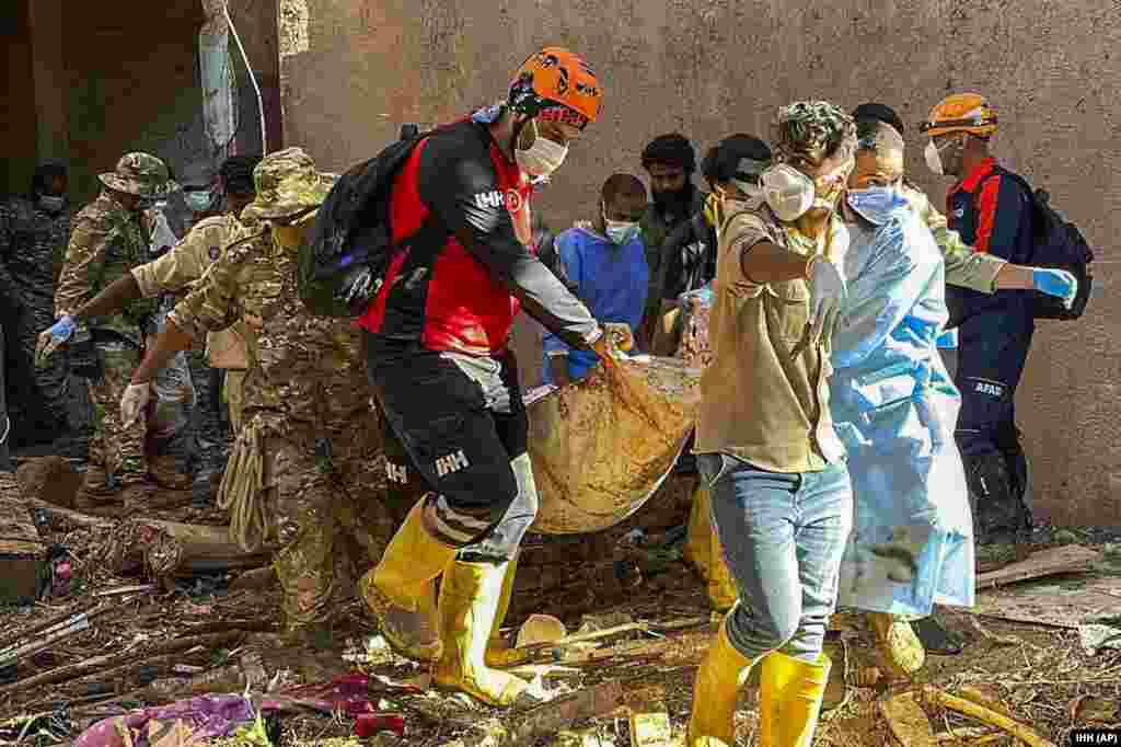 Nesta fotografia fornecida pelo grupo de ajuda humanitária turco IHH, os socorristas recuperam o corpo de uma vítima das inundações em Derna, a 13 de setembro de 2023.