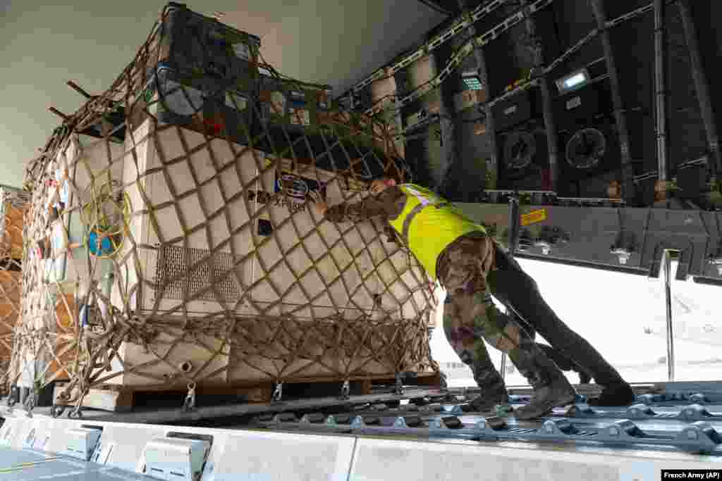 Nesta fotografia cedida pelo exército francês, soldados carregam um avião de carga com ajuda humanitária para a Líbia, a 13 de setembro de 2023, na base militar de Istres, no sul de França.