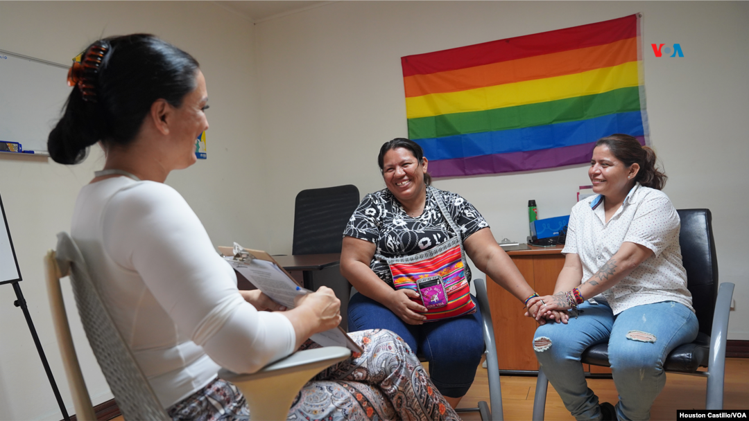 Jessenia del Carmen Maradiaga (a la izquierda), junto a su pareja Lilliam Ávila (a la derecha) reciben asistencia en el Instituto sobre Migración y Refugio LGBTIQ para Centroamérica, IRCA, en San José, Costa Rica