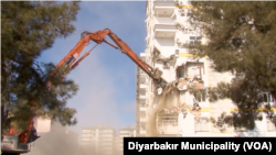 21 Şubat 2023 - Diyarbakır'da deprem sonrasında 'acil yıkım' kararı verilen binaların yıkım işlemlerine başlandı