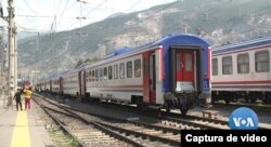 Sobrevivientes del terremoto en Turquía duermen en un tren. [Captura de pantalla video VOA]