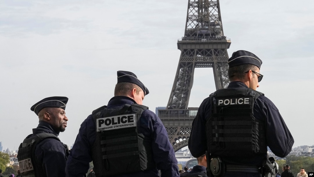 Maafisa wa polisi wa Ufaransa wakifanya doria za usalama karibu na Eiffel Tower mjini Paris. Oct. 17, 2023. 