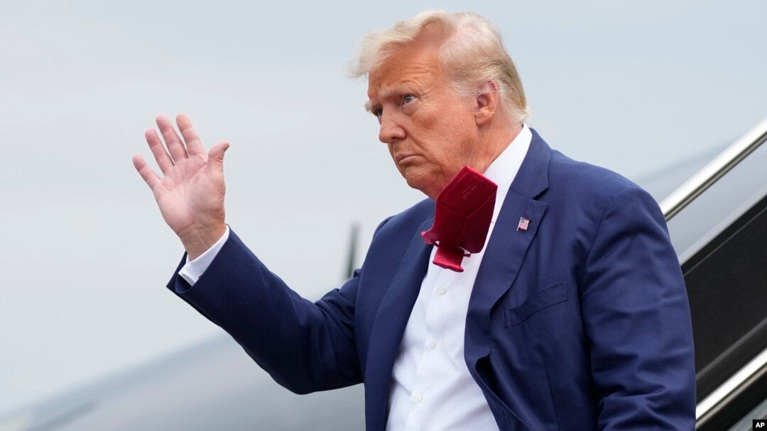 Foto Achiv: Ansyen Prezidan Donald Trump salye moun nan moman lap desann avyon li nan ayeropo nasyonal Ronald Reagan nan nan Arlington, Vijini, 3 Out, 2023. 