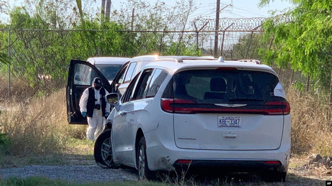 Un investigador de la policía mexicana inspecciona la minivan donde cuatro estadounidenses fueron baleados y secuestrados la semana pasada, en la sede de la Fiscalía del Estado de Tamaulipas en Matamoros, México, el 8 de marzo de 2023.