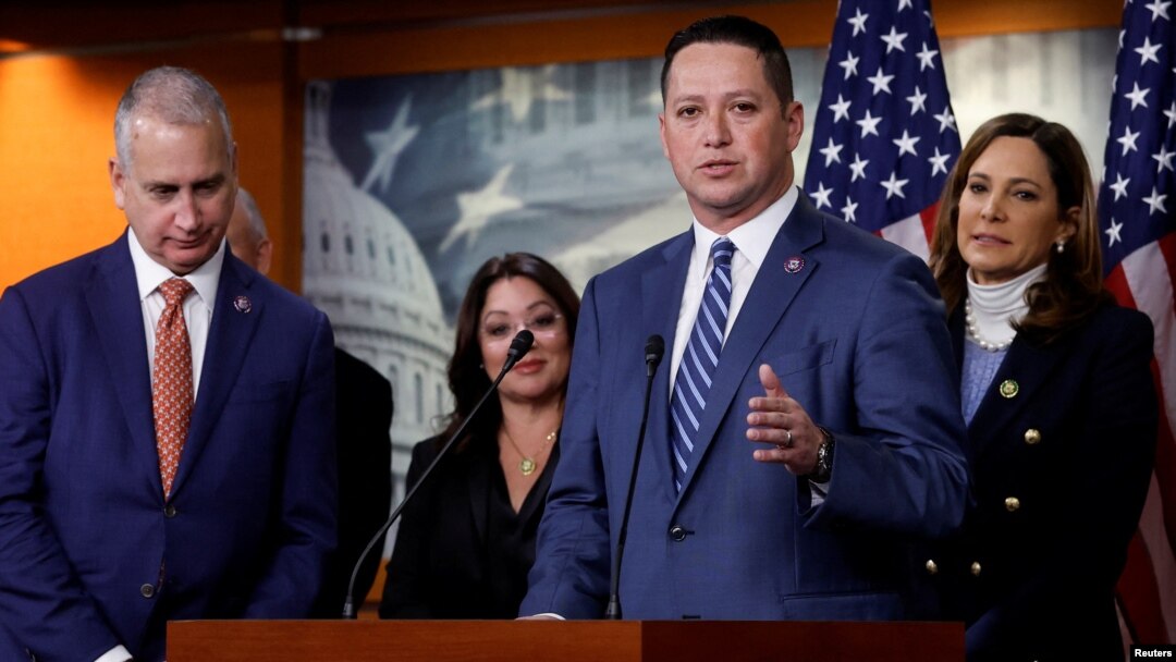 El representante Tony Gonzales (centro) republicano por Texas y el representante Mario Diaz-Balart, republicano por Florida. encabezan una conferencia de prensa con miembros de la Conferencia Hispana de la Cámara en el Capitolio en Washington, el 1 de febrero de 2023. 