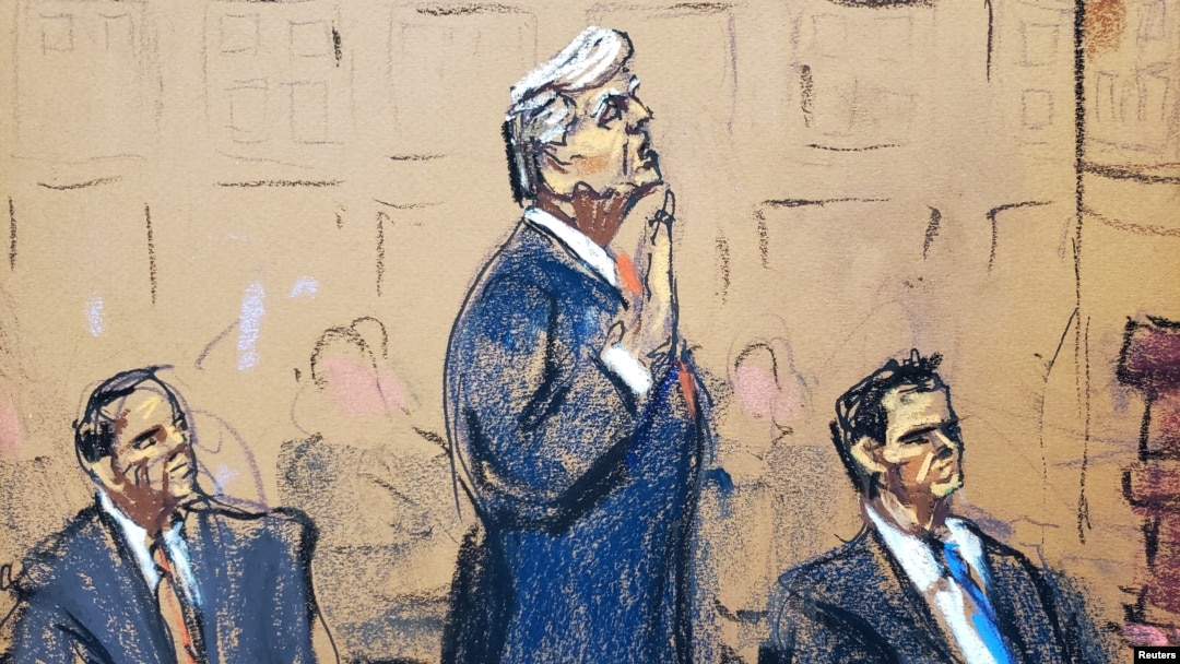 El expresidente de EEUU, Donald Trump, junto a sus abogados durante su audiencia de declaración por los cargos por tratar de anular su derrota en las elecciones de 2020. Dibujo de la sesión en un tribunal federal de Washington, el 3 de agosto de 2023.