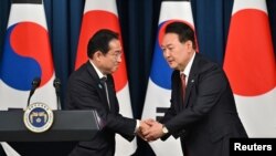 资料照：日本首相岸田文雄和韩国总统尹锡悦在首尔会晤后举行联合记者会。（2023年5月7日）
