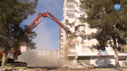 Diyarbakır’da Hasarlı Binalar Yıkılıyor
