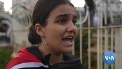 Jovens palestinianos entram em confronto com a polícia em Ramallah, Cisjordânia