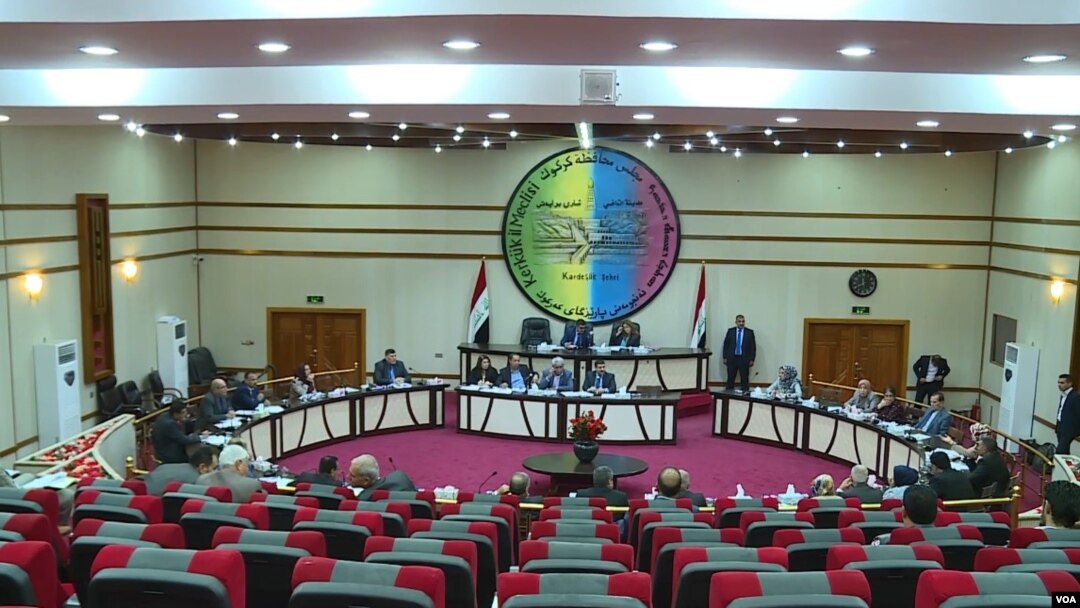 دیمەنی دانیشتنێکی ئەنجومەنی پارێزگای کەرکوک.