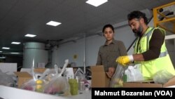 İranlı belgesel yönetmeni Bijan Zarrin ve oyuncu Nesin Agai, Adıyaman'da depremzedelere yardım ediyor. 
