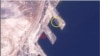 북한 라진항을 촬영한 ‘플래닛 랩스(Planet Labs)’의 25일 자 위성사진. 중국 전용 부두에 밀착한 100미터 길이의 선박(노란색 원)이 찍혔다. 북한 전용 부두(붉은 화살표)는 비어있다. 사진 = Planet Labs.