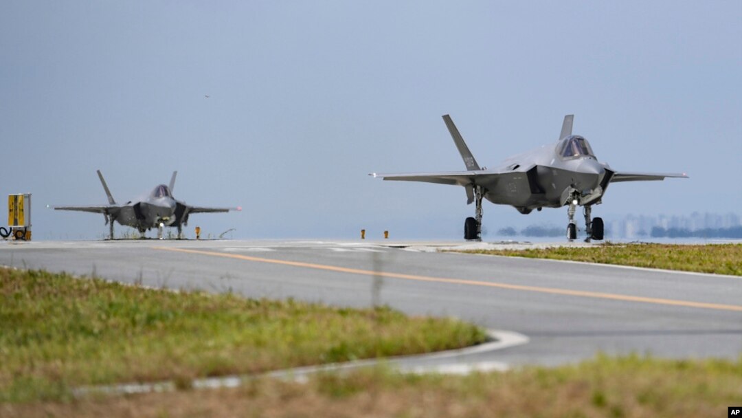 21일 미한 '을지프리덤실드' 연합연습에 참가한 한국 공군 소속 F-35A 전투기들이 활주로 위를 이동하고 있다.