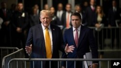 Ish-presidenti Trump duke folur me gazetarët ndërsa juria ka filluar procesin e shqyrtimit (29 maj 2024)