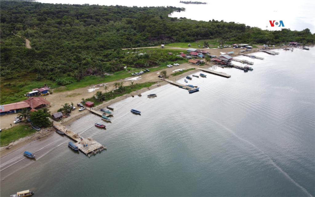 Los gunas que emigraron del norte de Colombia hacia el Darién en el siglo XIX, se asentaron en las islas del Caribe panameño.