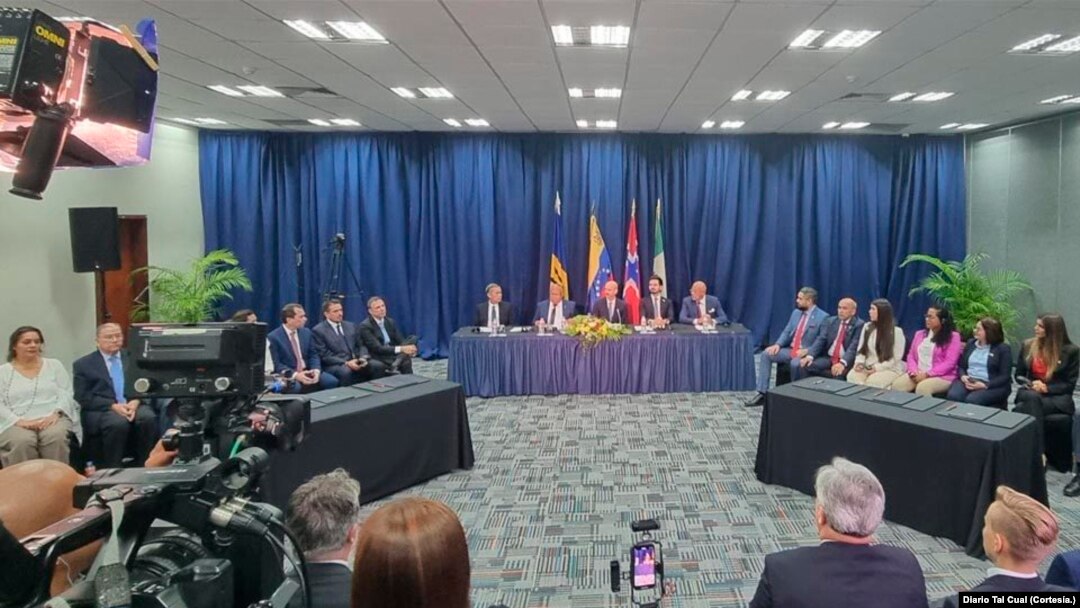 Las delegaciones del gobierno venezolano y sus opositores se reúnen con delegados de Noruega, Países Bajos, Rusia, Estados Unidos y otras naciones para firmar acuerdos parciales de corte político y económico, en Barbados, este martes 17 de octubre de 2023.