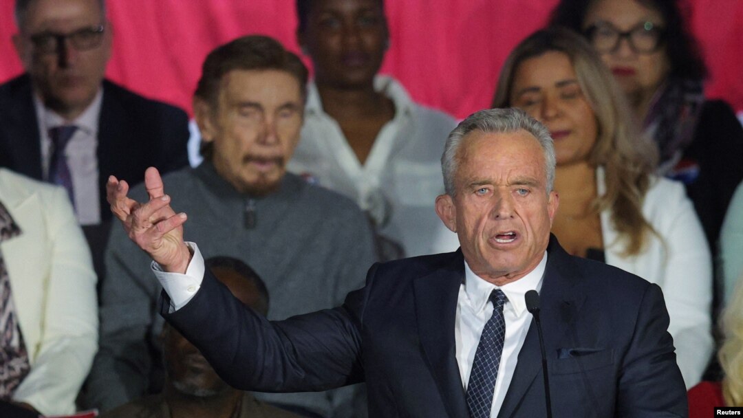 Robert F. Kennedy Jr. pronuncia un discurso anunciando su candidatura a la nominación presidencial demócrata en Boston, Massachusetts, EEUU, 19 de abril de 2023. REUTERS/Brian Snyder