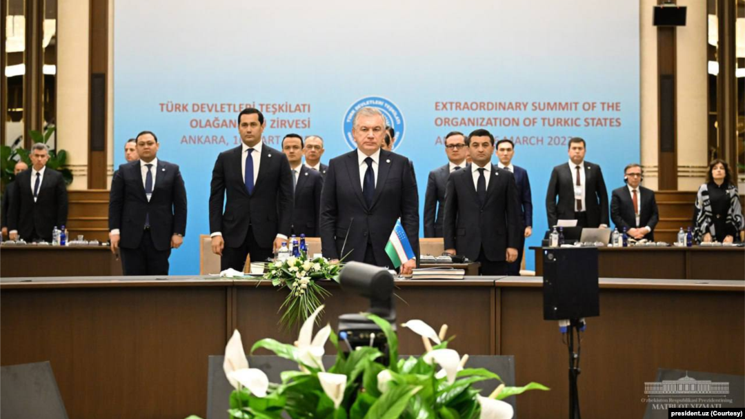 Hozircha Prezident Shavkat Mirziyoyevning uchunchi muddatga o'z nomzodini surishi aniq emas, ammo faollar nazarida, referendum aynan shuning uchun o'tkazilmoqda (president.uz)