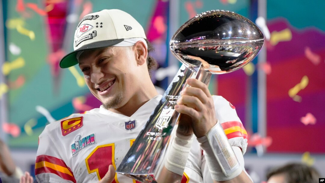 El quarterback Patrick Mahomes de los Chiefs de Kansas City sostiene el trofeo tras vencer a los Eagles de Filadelfia en el Super Bowl 57, en Glendale, Arizona, el domingo 12 de febrero de 2023. (AP Foto/Matt Slocum)