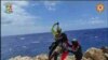 Resgate de migrantes (Italian Alpine Rescue via AP)