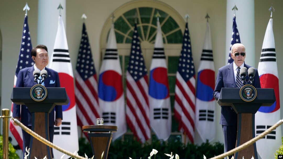 윤석열 한국 대통령과 조 바이든 미국 대통령이 지난 4월 정상회담 후 백악관 로즈 가든에서 기자회견을 하고 있다.