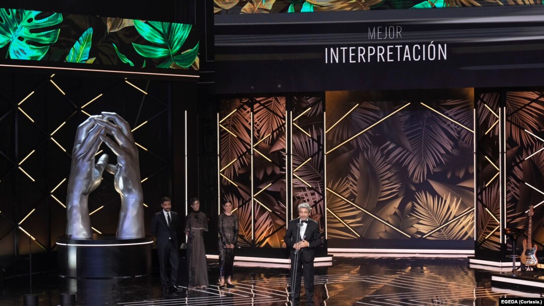 El actor argentino Ricardo Darín tras ser galardonado en la categoría de mejor interpretación por la película "Argentina, 1985" durante la ceremonia de los Premios Platino que se celebraron este 22 de abril en Madrid, España.