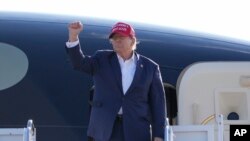 Ish presidenti Donald Trump duke përshëndetur turmën e mbledhur për një takim elektoral në Ohajo (16 mars 2024)