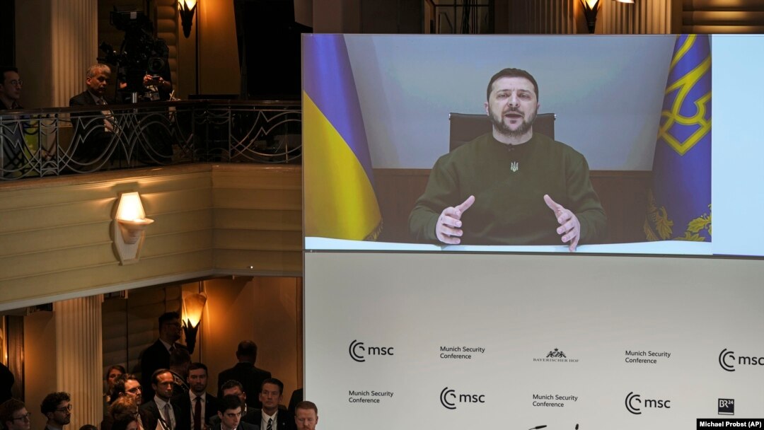 ولادمیر زیلنسکی، رییس جمهور اوکراین، هنگام سخنرانی آنلاین در کنفرانس امنیتی مونیخ آلمان